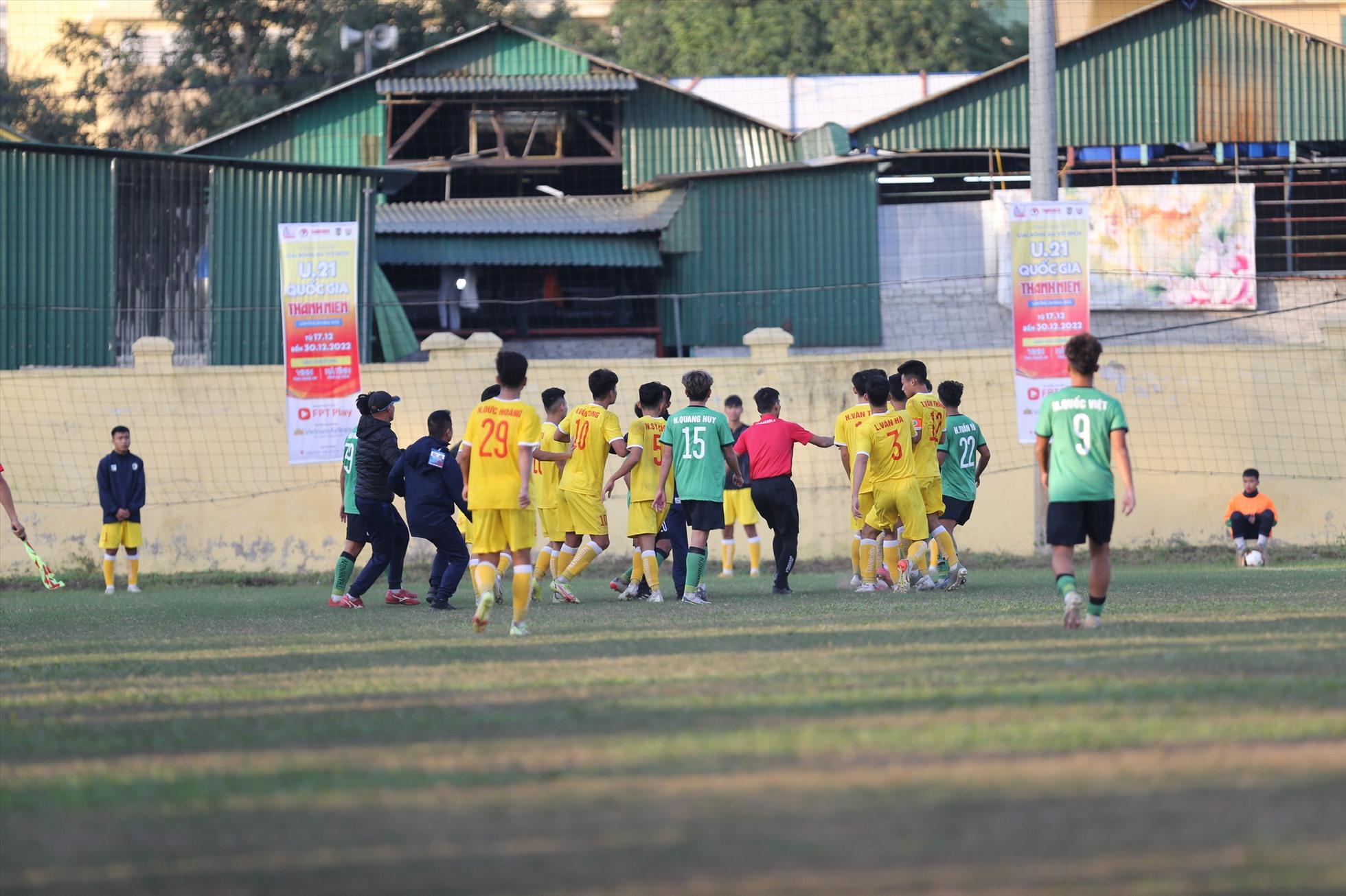 Ẩu đả xảy ra trong trận đấu giữa U21 Hà Nội và U21 Học viện Nutifood. Ảnh: Khả Hòa