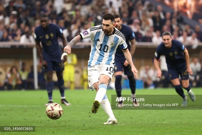 Messi mở tỉ số cho đội tuyển Argentina trên chấm phạt đền trong trận chung kết. Ảnh: AFP