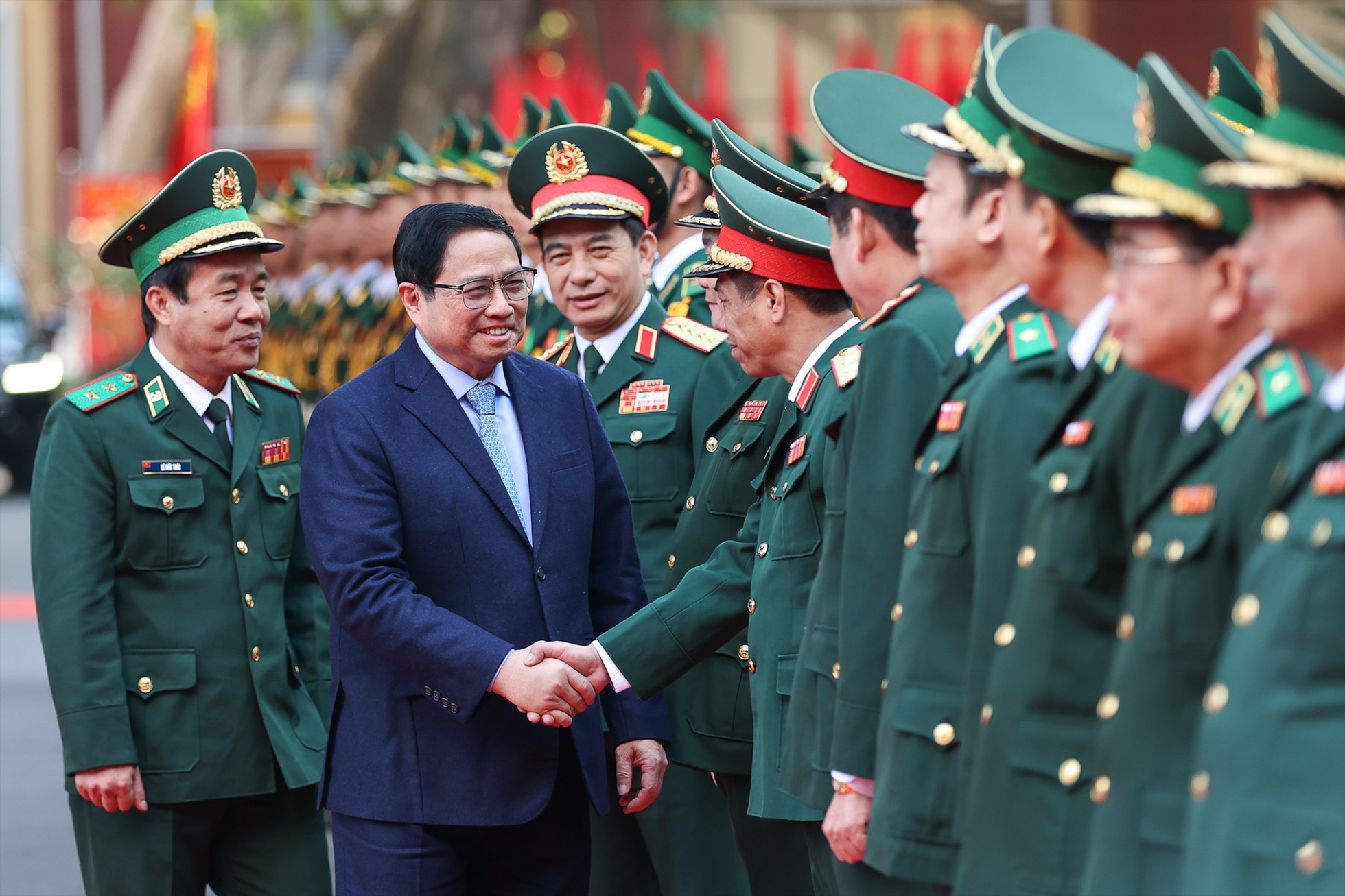 Thủ tướng Phạm Minh Chính với cán bộ, sĩ quan Bộ Tư lệnh Bộ đội Biên phòng - Ảnh: VGP/Nhật Bắc