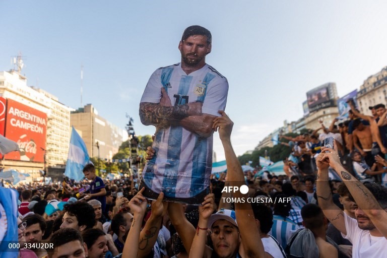 Người dân Argentina mang ảnh Messi xuống phố ăn mừng. Chức vô địch World Cup 2022 giúp Messi bổ sung danh hiệu duy nhất anh còn thiếu vào “bộ sưu tập” của mình. Số 10 bên phía Argentina đã có trận đấu xuất sắc trước tuyển Pháp khi đóng góp 2 bàn thắng.