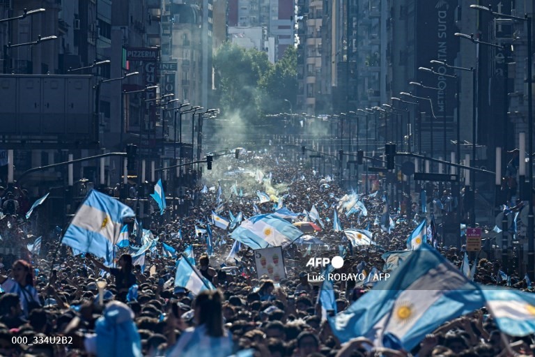 Hàng triệu người dân ở quê nhà đã dõi theo màn trình diễn của Messi và đội tuyển Argentina trong trận chung kết World Cup 2022 trước tuyển Pháp. Sau khi Montiel sút thành công quả penalty cuối cùng, thủ đô Buenos Aires của Argentina đã bắt đầu “mở hội“.