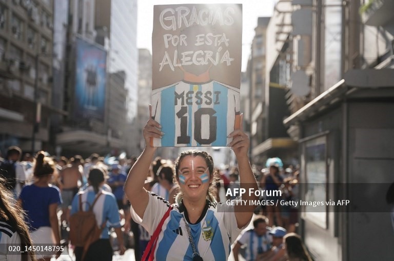 Người dân Argentina mang ảnh Messi xuống phố ăn mừng. Chức vô địch World Cup 2022 giúp Messi bổ sung danh hiệu duy nhất anh còn thiếu vào “bộ sưu tập” của mình. Số 10 bên phía Argentina đã có trận đấu xuất sắc trước tuyển Pháp khi đóng góp 2 bàn thắng.