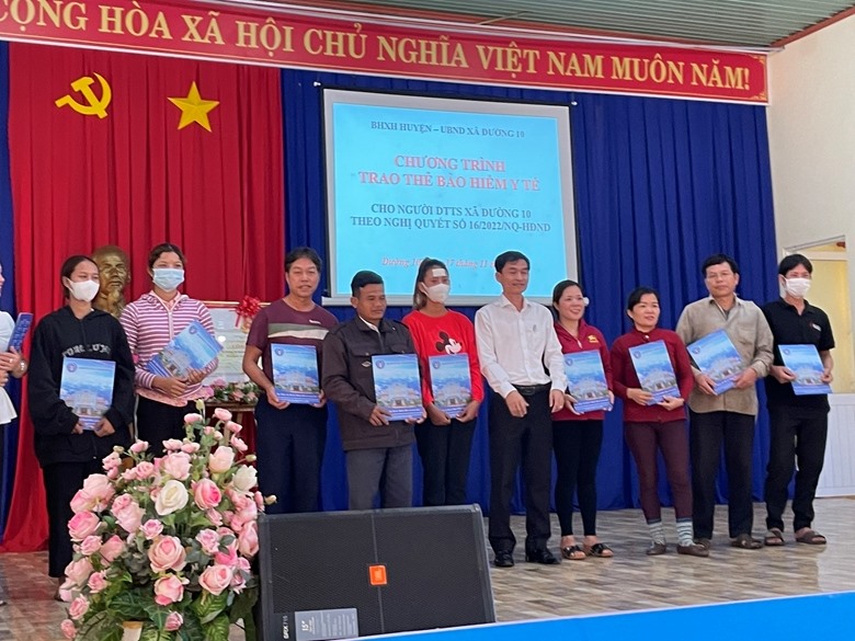 Đại diện lãnh đạo BHXH tỉnh Bình Phước trao tặng thẻ BHYT cho người dân tộc thiểu số xã Đường 10, huyện Bù Đăng. Ảnh: BHXH VN