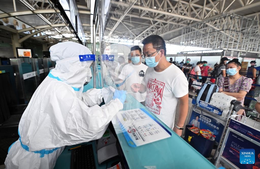 Hành khách làm thủ tục tại sân bay quốc tế Phượng Hoàng Tam Á ở Tam Á, tỉnh Hải Nam, Trung Quốc, ngày 15.8.2022. Ảnh: Xinhua
