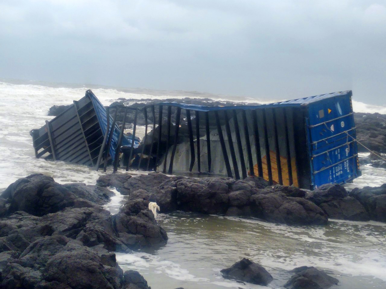 Thùng container bị sóng đánh dạt vào bờ biển Quảng Ngãi, bị hư hỏng và lộ ra bên trong lô hàng nghi thiết bị điện tử.Ảnh: Ngọc Viên