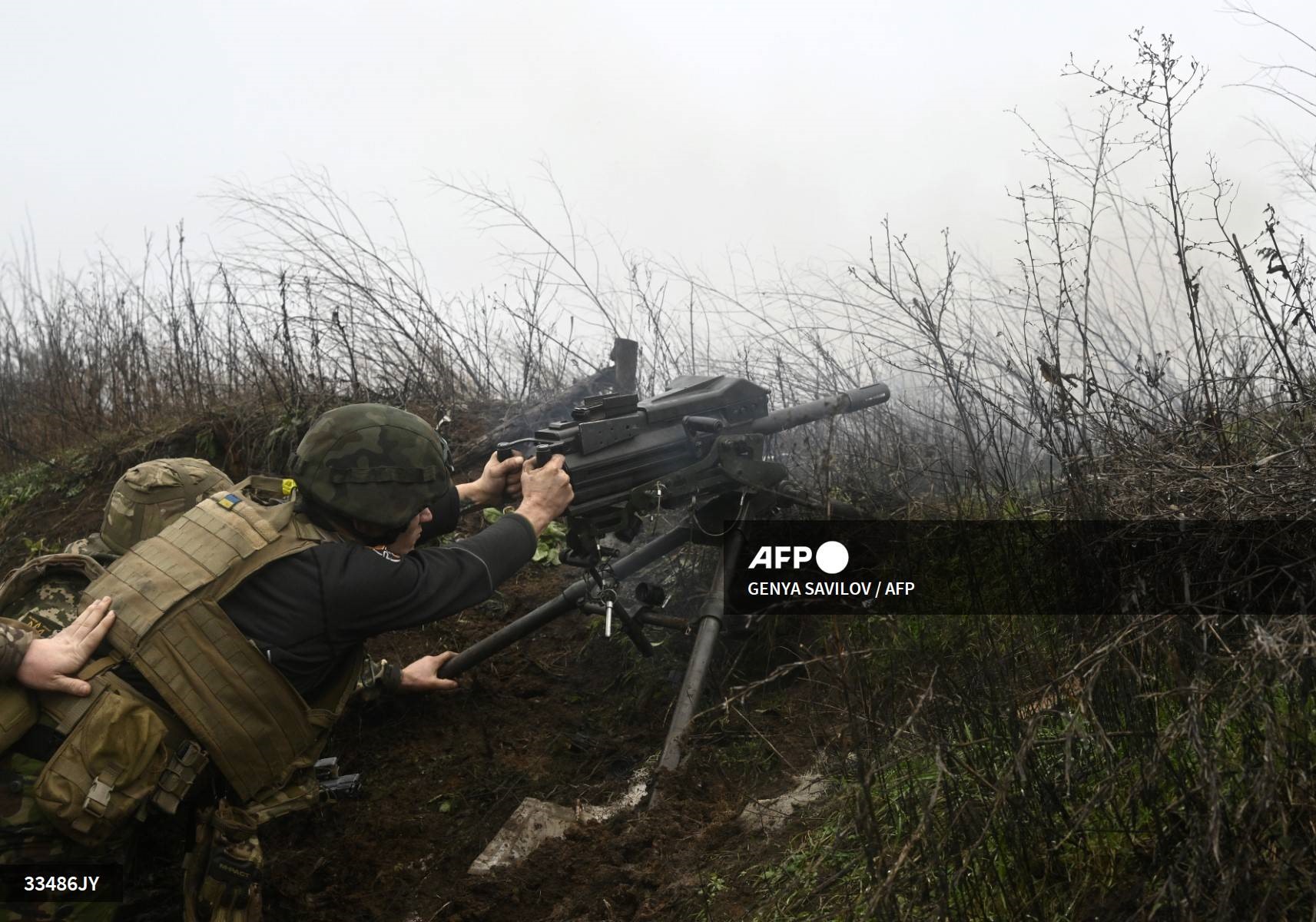 Quân nhân Ukraina bắn súng phóng lựu tự động MK-19 do Mỹ sản xuất về phía các vị trí của Nga ở tiền tuyến miền đông Ukraina ngày 17.12.2022. Ảnh: AFP