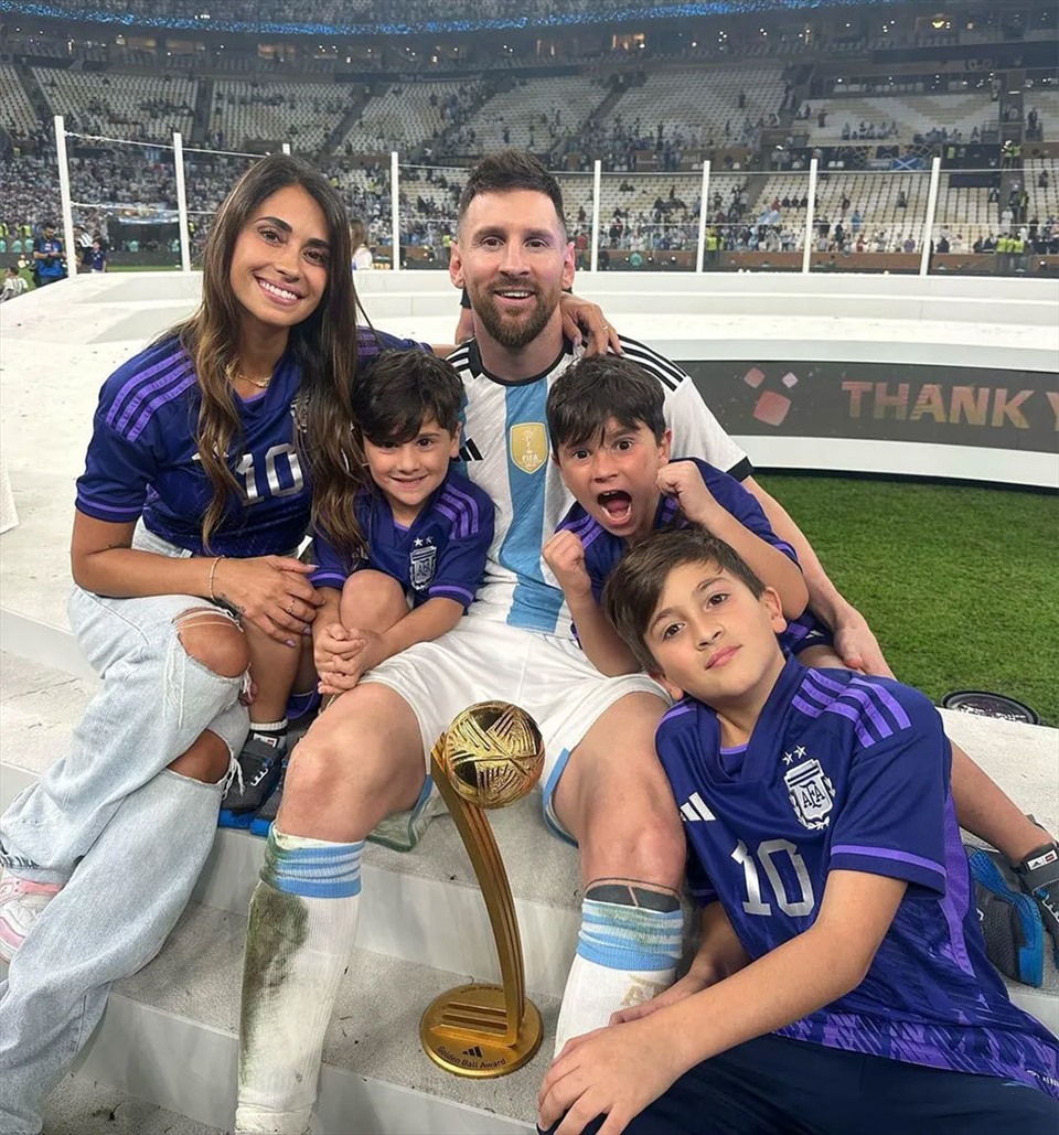 Gia đình Messi rạng rỡ sau chức vô địch World Cup 2022 của tuyển Argentina. Ảnh: AFP