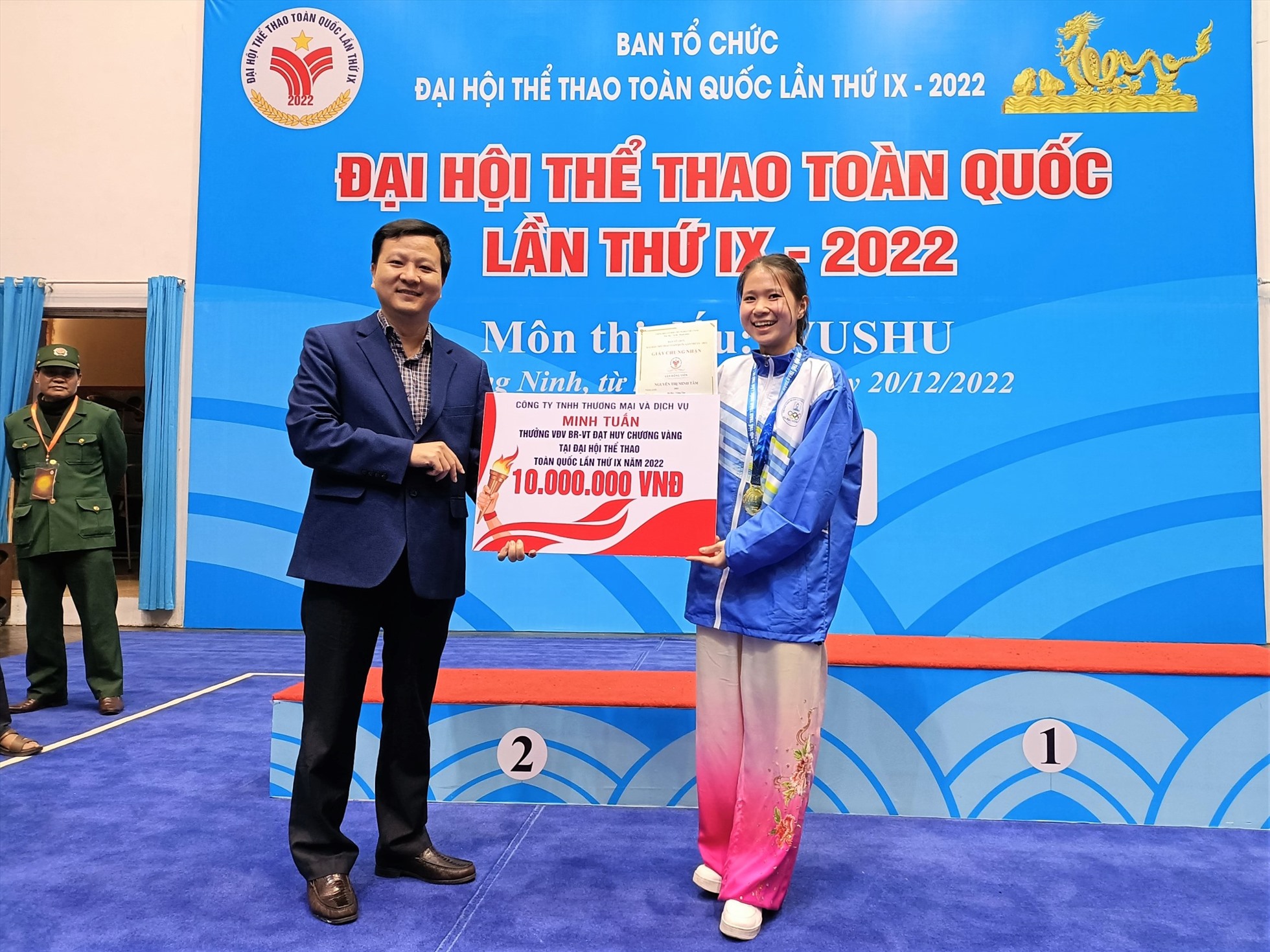 Thưởng nóng cho vận động viên giành huy chương vàng môn Wushu. Ảnh: Sở VHTT