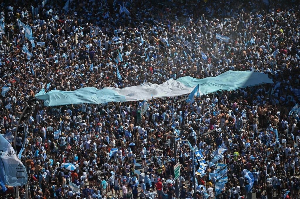 Buenos Aires nơi diễn ra buổi ăn mừng này là thủ đô và cũng là thành phố lớn nhất của Argentina. Thành phố tọa lạc bên bờ nam của Río de la Plata, duyên hải đông nam của Nam Mỹ, đối diện với Colonia del Sacramento, Uruguay.