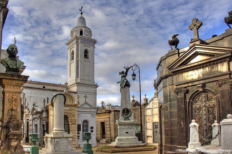 Nghĩa trang Recoleta (Cementerio de la Recoleta) từ lâu đã nổi tiếng đối với người dân địa phương cũng như khách du lịch, được biết đến ở đây vì có nhiều lăng mộ phức tạp phục vụ như nơi an nghỉ cuối cùng cho Ai là Ai thực sự của những người Argentina nổi tiếng, bao gồm cả những linh hồn lừng lẫy như Eva Perón, hiện nay được ướp xác trong ngôi mộ của gia đình Duarte.