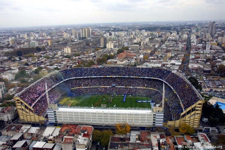 Và Estadio Alberto J. Armando là một sân vận động bóng đá hiệp hội nằm ở quận La Boca của Buenos Aires. Được biết đến rộng rãi với cái tên La Bombonera do hình dạng của nó, với khán đài “phẳng” ở một bên của sân và ba khán đài dốc xung quanh phần còn lại của sân vận động. Nó có sức chứa 40.000. Sân vận động thuộc sở hữu của Boca Juniors, một trong những câu lạc bộ bóng đá hàng đầu của Argentina.