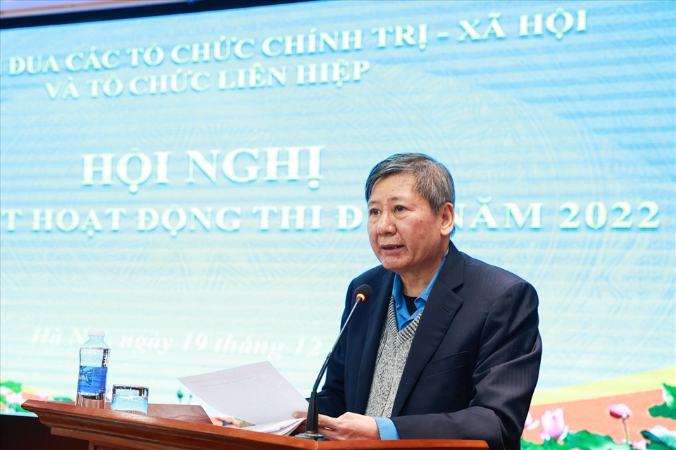 Đồng chí Trần Thanh Hải - Phó Chủ tịch Thường trực Tổng Liên đoàn Lao động Việt Nam trình bày Báo cáo tóm tắt kết quả hoạt động Cụm thi đua năm 2022, nhiệm vụ trọng tâm năm 2023. Ảnh: Hải Nguyễn