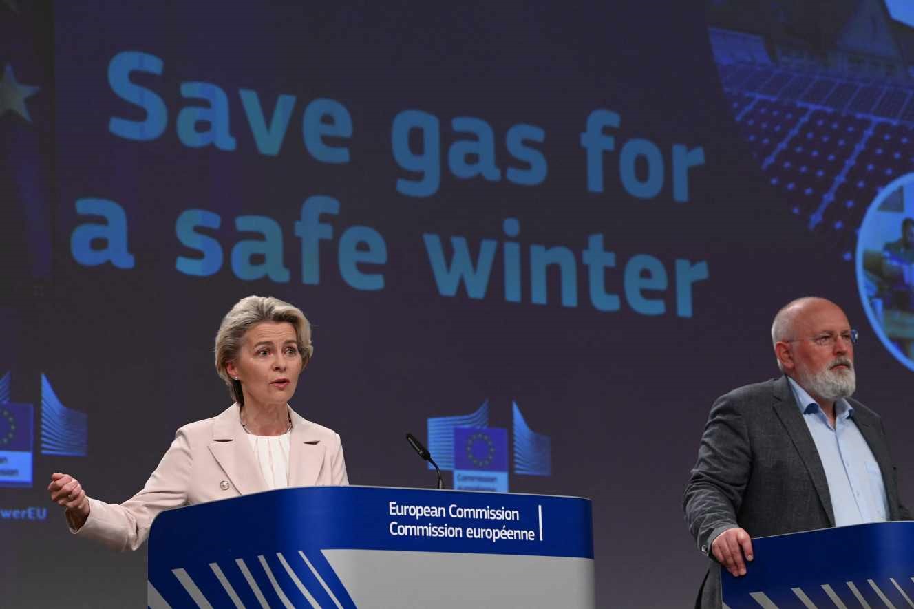 Chủ tịch Ủy ban Châu Âu Ursula von der Leyen (trái) và Phó Chủ tịch Frans Timmermans họp báo sau cuộc họp về gói “Tiết kiệm khí đốt cho một mùa đông an toàn“, ngày 20.7.2022. Ảnh: AFP