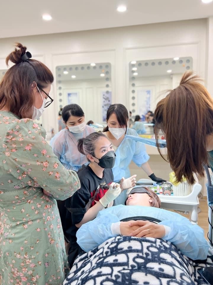 Master Amy Quỳnh Anh chỉ dẫn chi tiết cho các học viên (Ảnh: Thẩm mỹ viện Mira Beauty Academy)