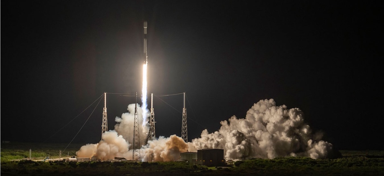 Tên lửa Falcon 9 của SpaceX đang rời bệ phóng. Ảnh: SpaceX