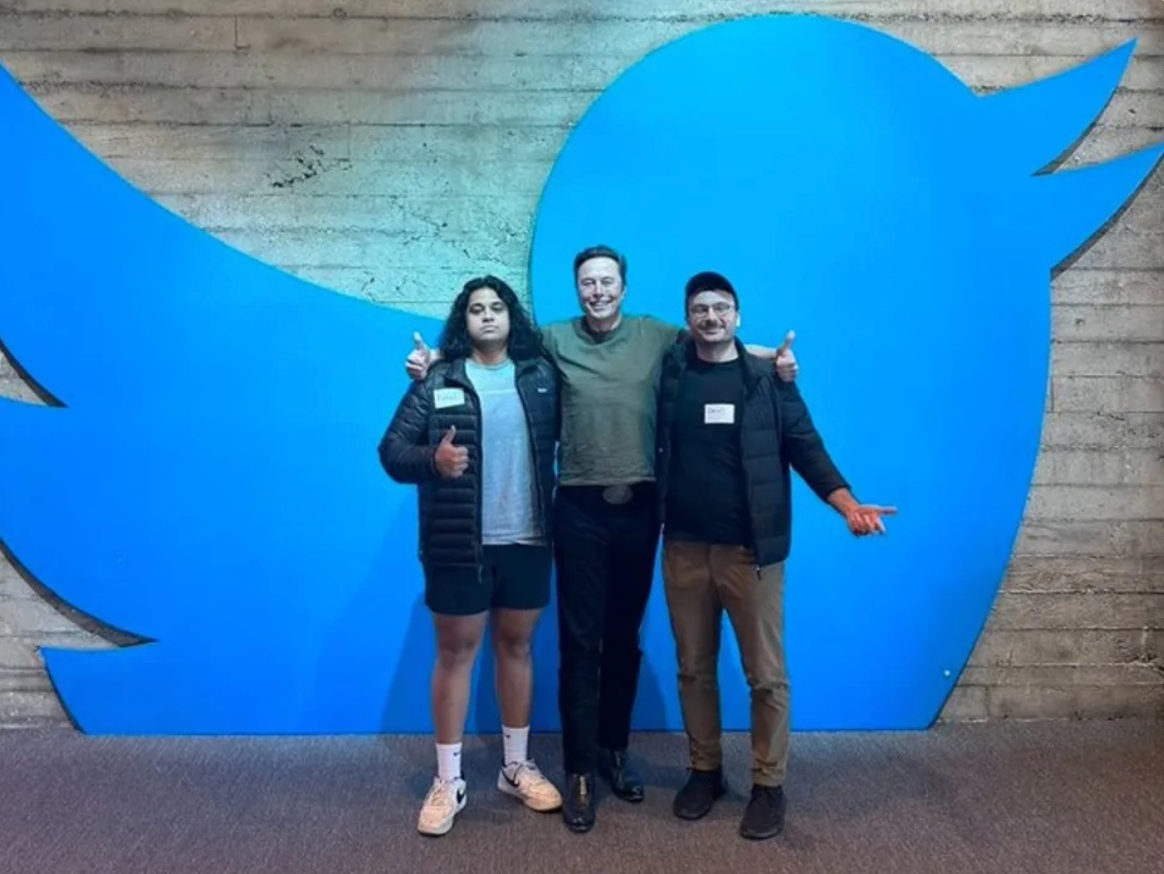 Elon Musk gây bức xúc khi chụp ảnh cùng hai nhân viên giả của Twitter sau khi sa thải hàng ngàn nhân viên khác. Ảnh: Yahoo