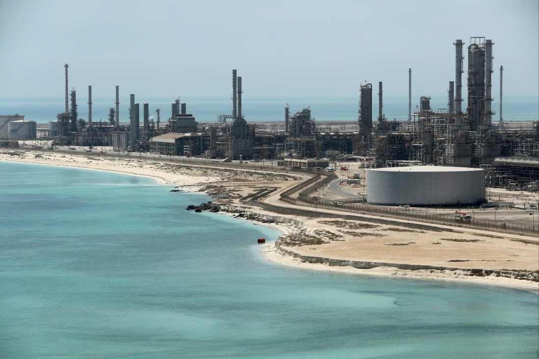 Nhà máy lọc dầu Ras Tanura ở Saudi Arabia. Trung Quốc muốn ký kết nhiều thỏa thuận mua dầu bằng nhân dân tệ với các quốc gia vùng Vịnh. Ảnh: AFP