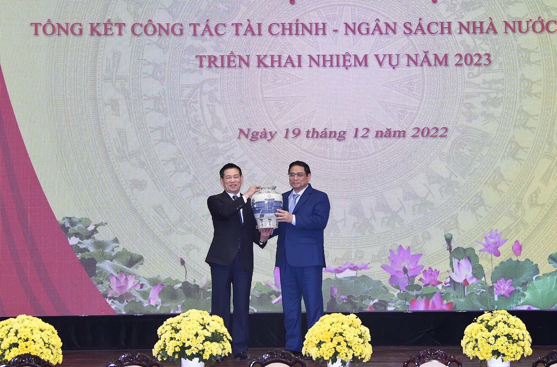 Thủ tướng Chính phủ đánh giá cao những thành tích của Bộ Tài chính trong năm 2022. Ảnh: Đình Trường.