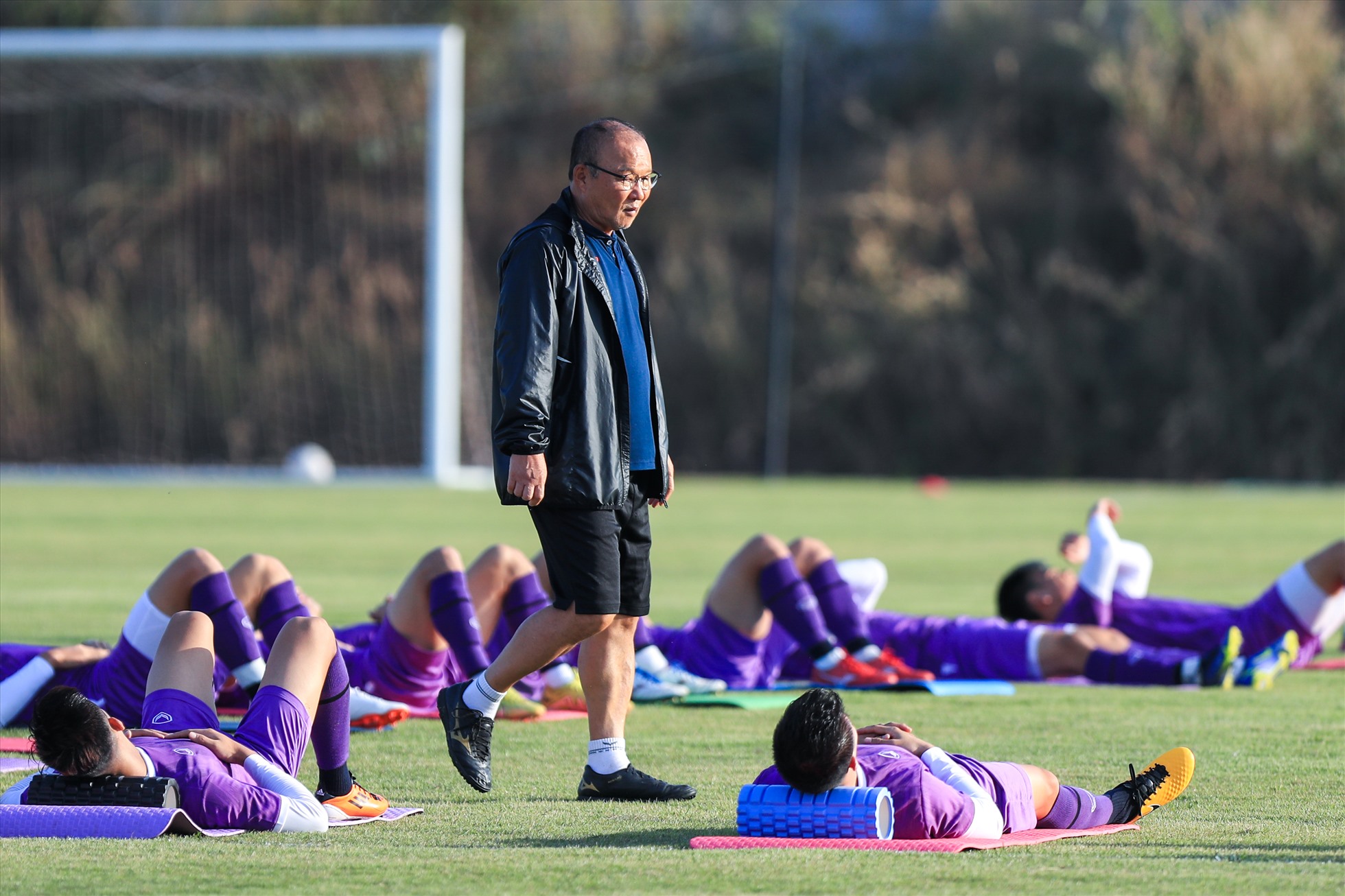 Như thường lệ, huấn luyện viên Park Hang-seo vẫn quan sát tỉ mỉ cậu học trò để có đánh giá chi tiết nhất về thể trạng tiền đạo thuộc biên chế Công An Hà Nội trước khi để anh ra sân ở trận đấu gặp Lào hay không.