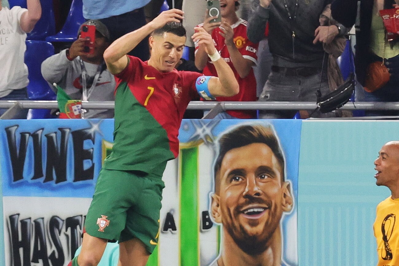 Một khoảnh khắc thú vị với hình ảnh có cả Cristiano Ronaldo và Lionel Messi. Nhưng đây lại là kỳ World Cup đáng buồn của CR7. Siêu sao 37 tuổi cũng phải ra về cùng những giọt lệ mặn chát.