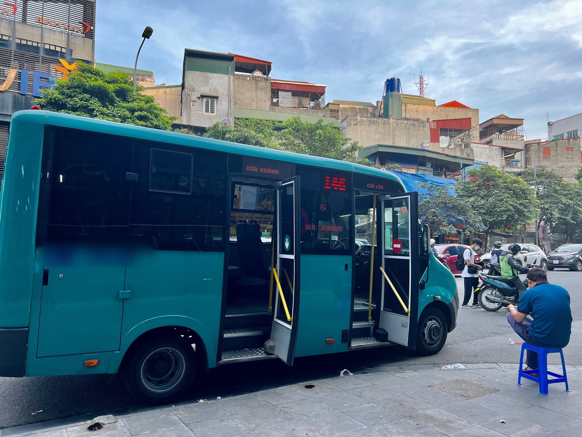 Tại ga Cát Linh, hành khách lựa chọn xe buýt nhỏ còn thưa thớt, có xe khởi hành trống. Ảnh: Nguyễn Thúy