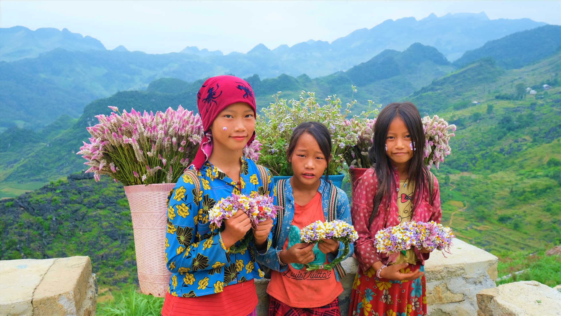 Không khó bắt gặp những bé gái Hà Giang mang gùi hoa đi dọc trên các cung đường.