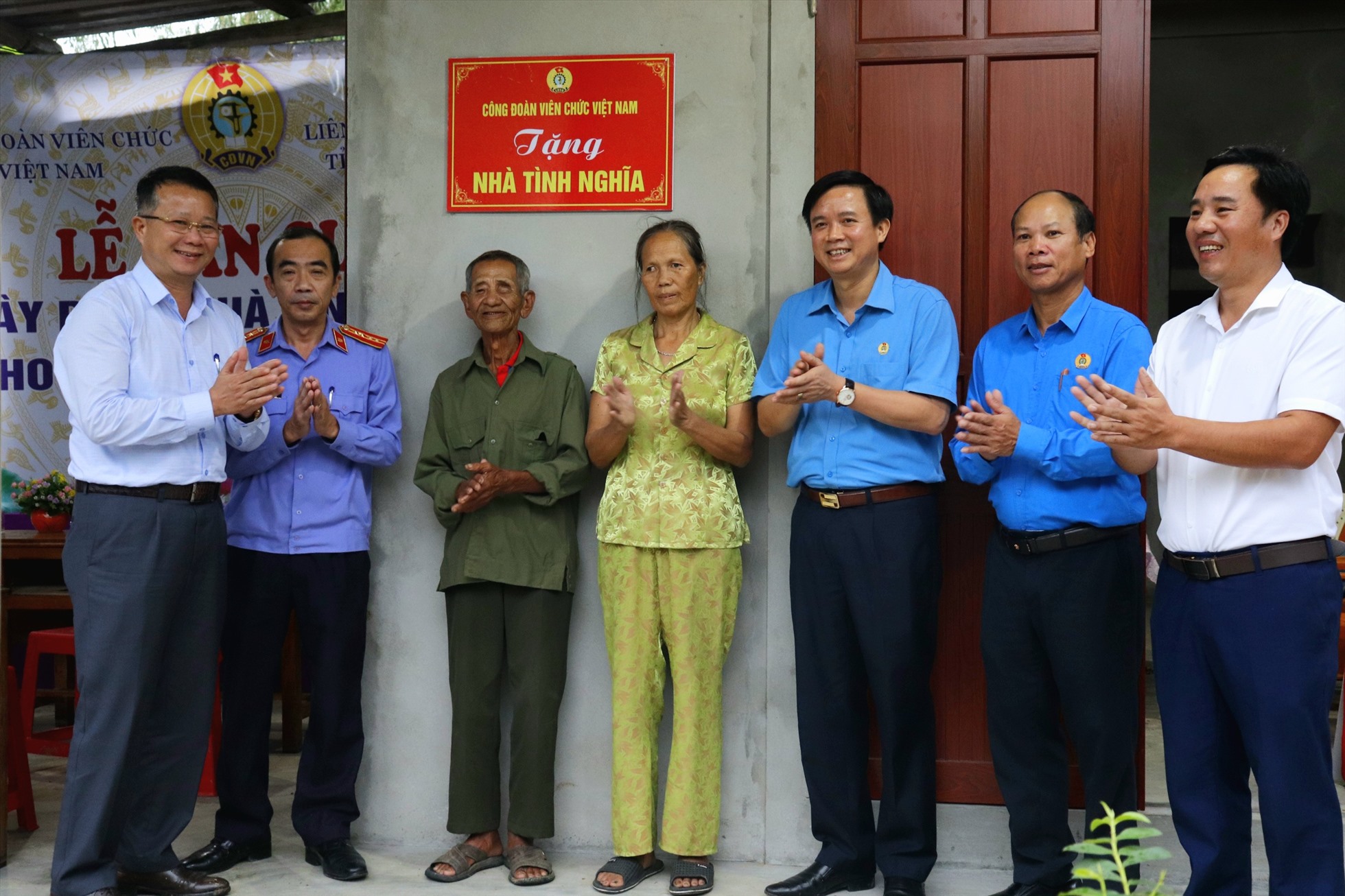 Lãnh đạo LĐLĐ tỉnh cùng đại diện Viện Kiểm sát nhân dân tối cao, Công đoàn viên chức tỉnh cùng chính quyền địa phương bàn giao nhà tình nghĩa cho ông Nguyễn Văn Bang. Ảnh: Đức Tuấn