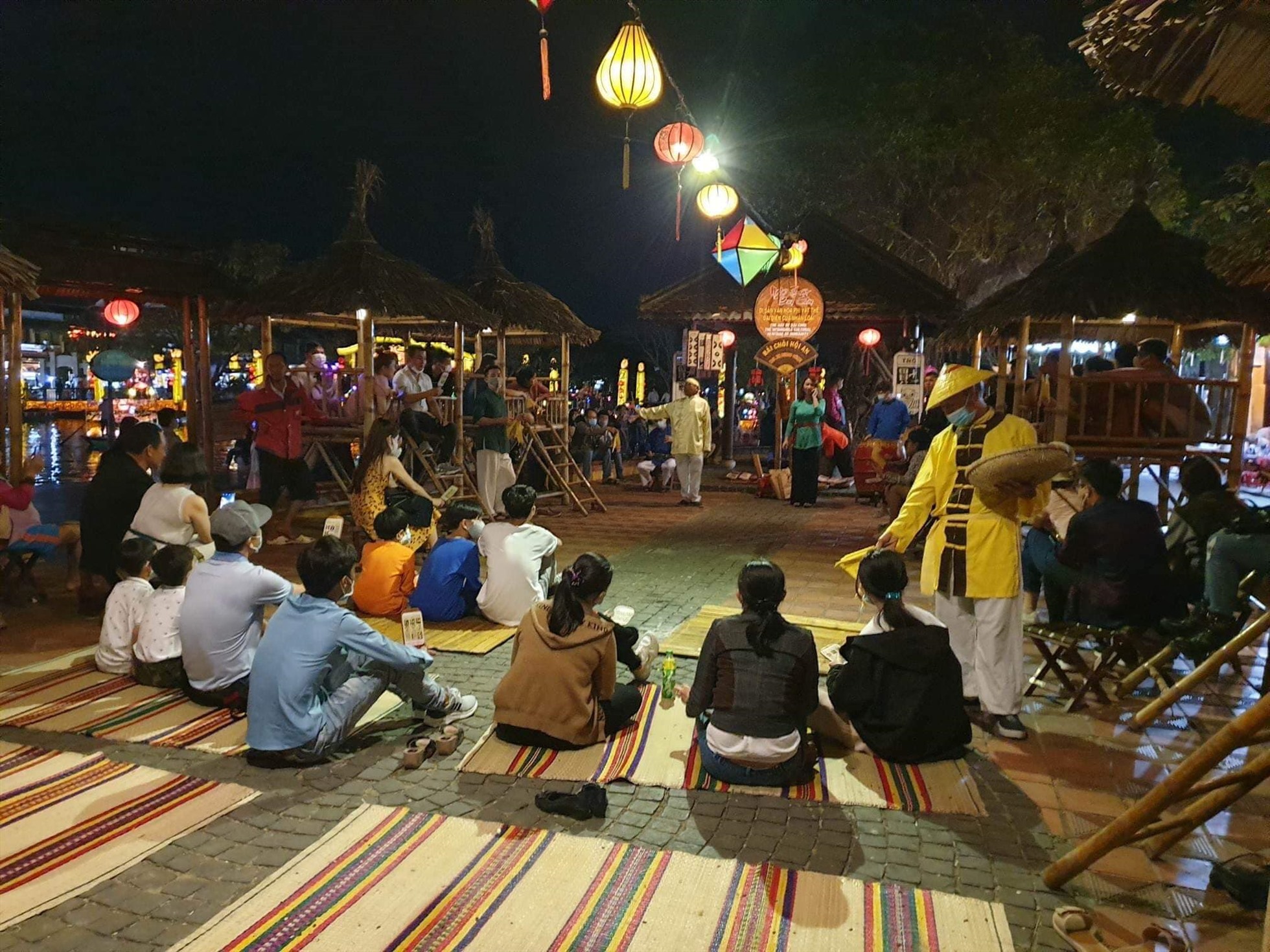 Nghệ thuật Bài chòi được biểu diễn hằng đêm tại phố cổ Hội An. Ảnh: Nguyễn Linh