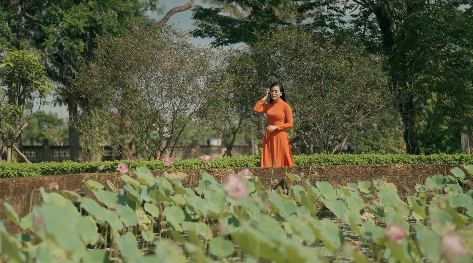 MV được nữ ca sĩ đầu tư về hình ảnh chỉn chu với những cảnh quay tại những địa điểm đẹp nhất mảnh đất Hà Tĩnh. Ảnh: Nhân vật cung cấp