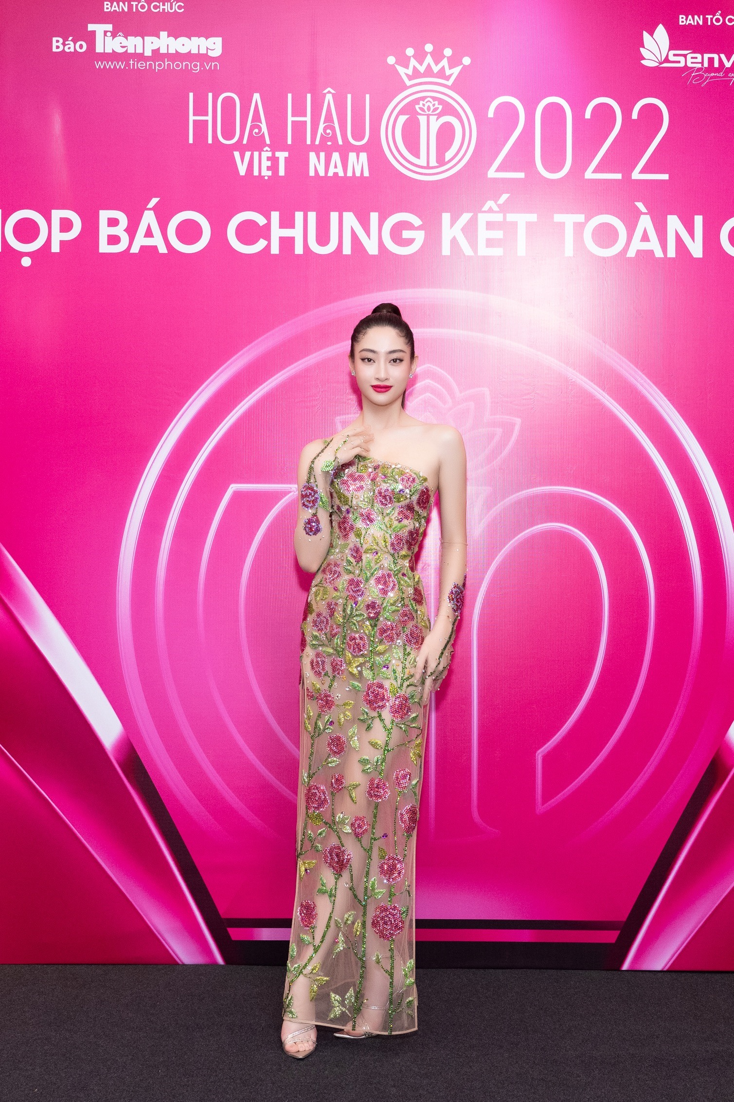Hoa hậu Trần Tiểu Vy với gương mặt “tỷ lệ vàng” góp mặt tại thảm đỏ.  Nàng hậu khoe nhan sắc trong thiết kế sang trọng.