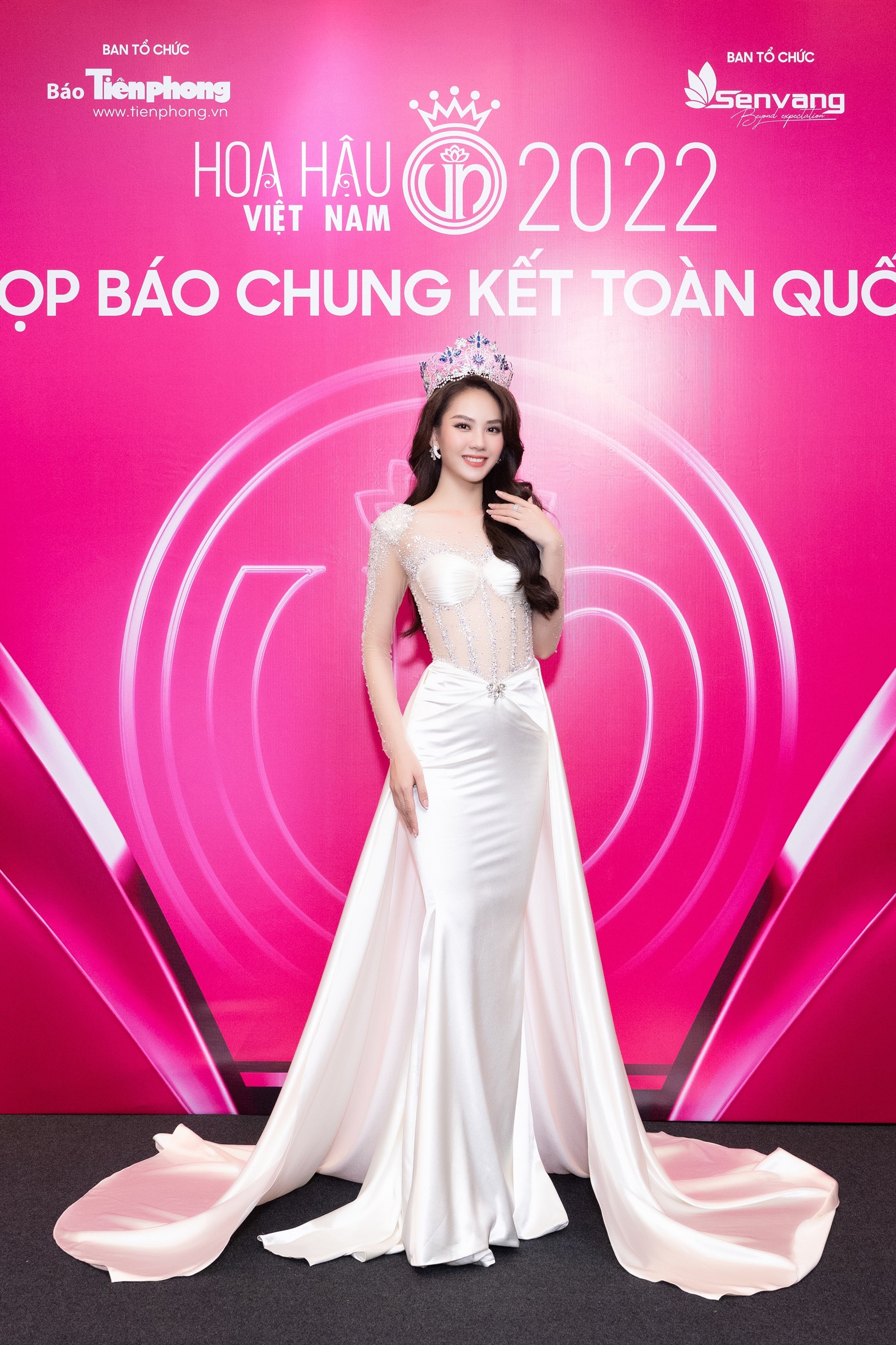 Không thể thiếu tại thảm đỏ lần này là hoa hậu Bảo Ngọc. Cô cũng đảm nhận vai trò là thành viên ban giám khảo hoa hậu Việt Nam 2022 và nhận được rất nhiều lời khen ngợi cho mỗi lần xuất hiện tại thảm đỏ.
