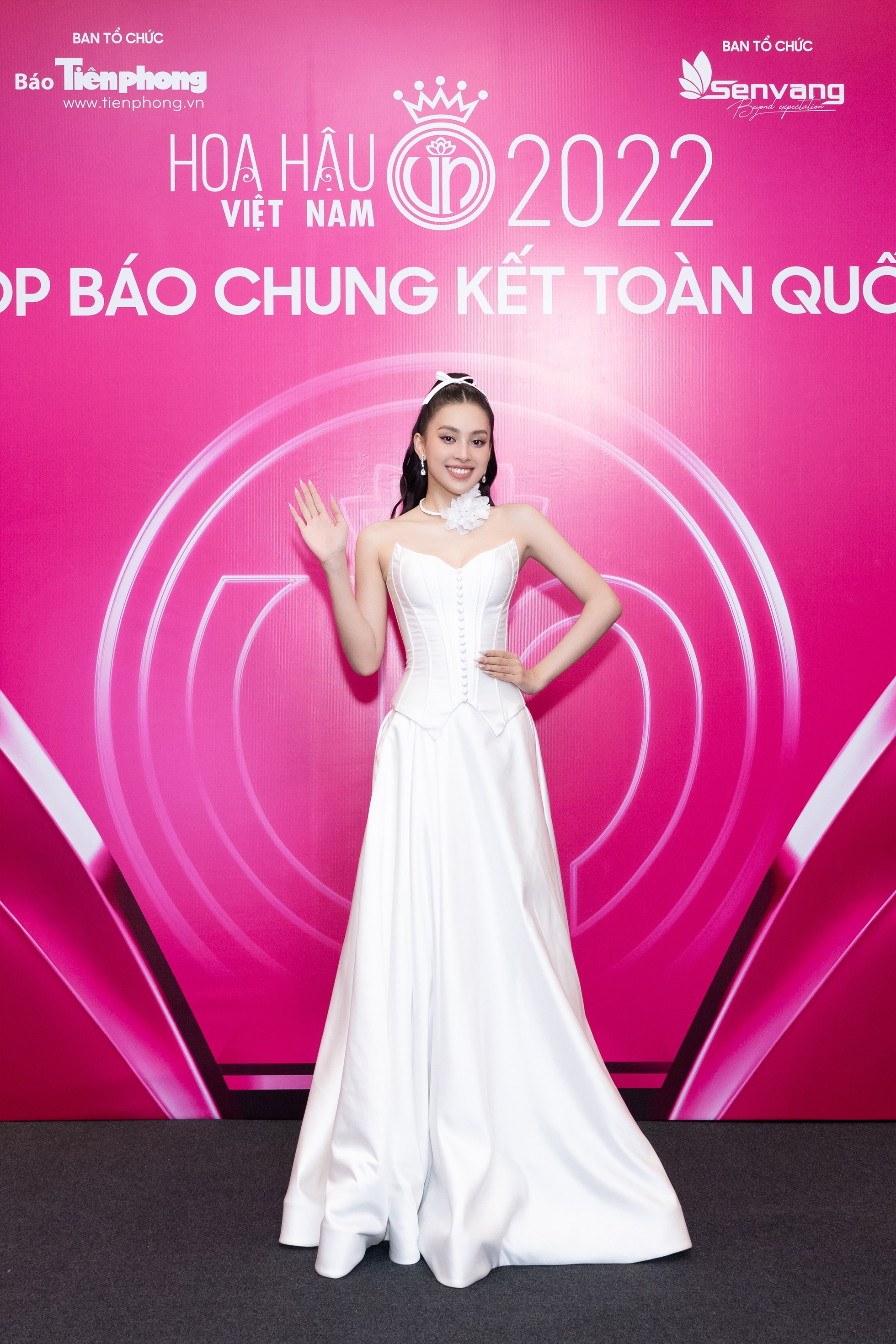 Hoa hậu Lương Thuỳ Linh gây chú ý tại thảm đỏ vòng chung kết với layout makeup xinh đẹp, quyến rũ.