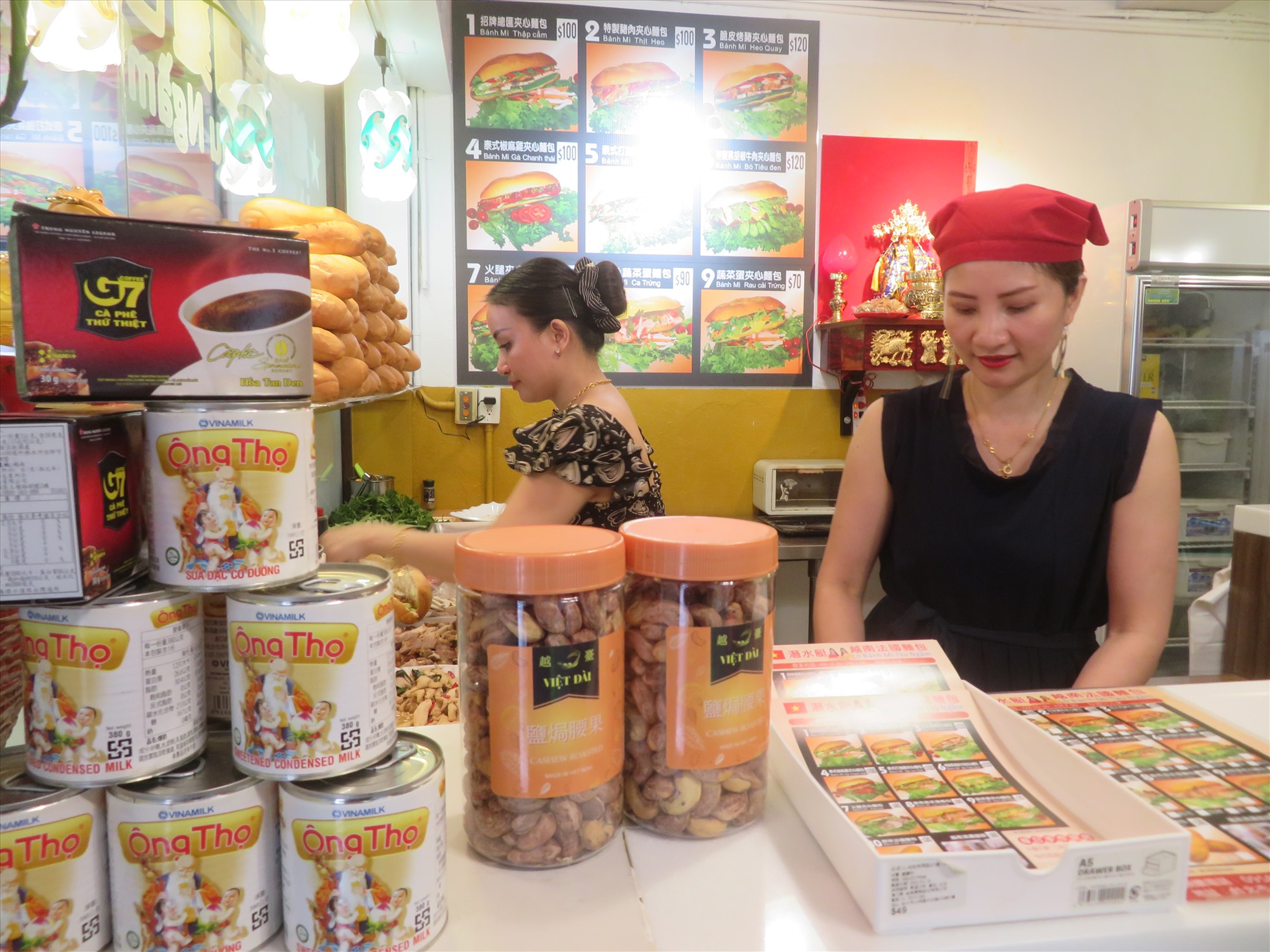 Tại đây, du khách có thể thưởng thức những chiếc bánh mì kẹp chuẩn hương vị Việt Nam. Ảnh: Nhân vật cung cấp