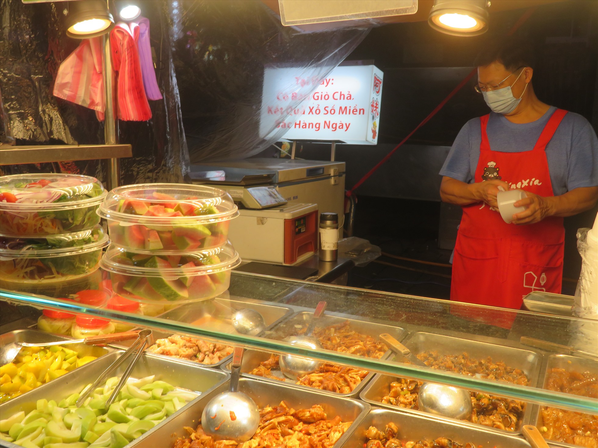 Trái cây tươi, chân gà chua ngọt với màu sắc bắt mắt, đa dạng. Ảnh: Nhân vật cung cấp
