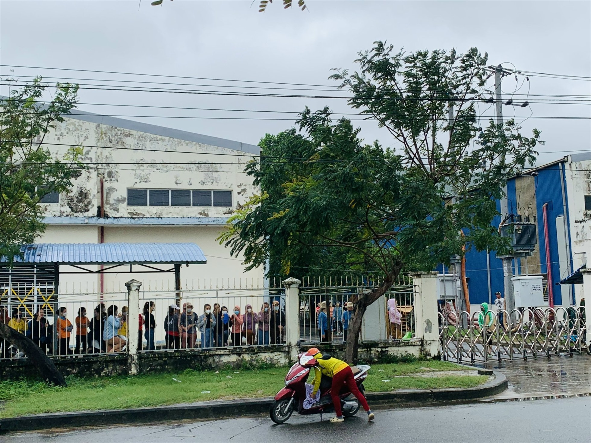 Người lao động của Công ty TNHH SSLV Đà Nẵng cản trở không cho xe chở sản phẩm ra khỏi nhà máy để đòi quyền lợi do doanh nghiệp tuyên bố giải thể. Ảnh: Tường Minh