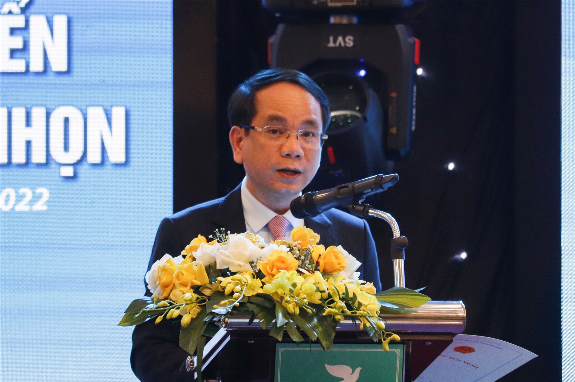 Ông Phan Mạnh Hùng – Phó Chủ tịch UBND tỉnh Quảng Bình phát biểu tại hội nghị. Ảnh: Đức Tuấn