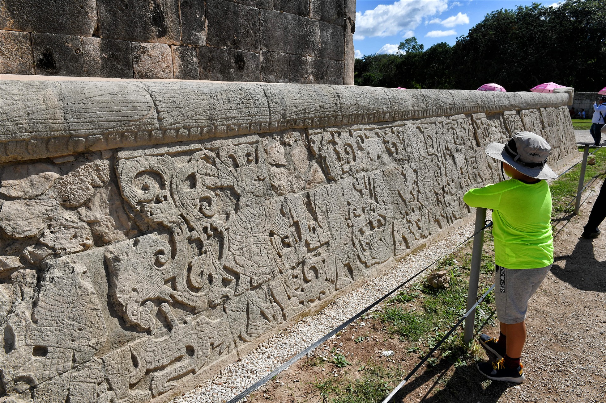 Một chú bé tò mò với những dấu vết của kiến trúc xưa do người Maya cổ đại tạo ra.