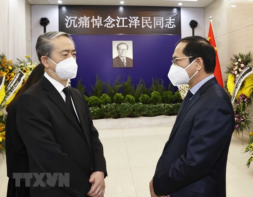 Bộ trưởng Ngoại giao Bùi Thanh Sơn chia buồn với Đại sứ Trung Quốc tại Việt Nam Hùng Ba. Ảnh: TTXVN