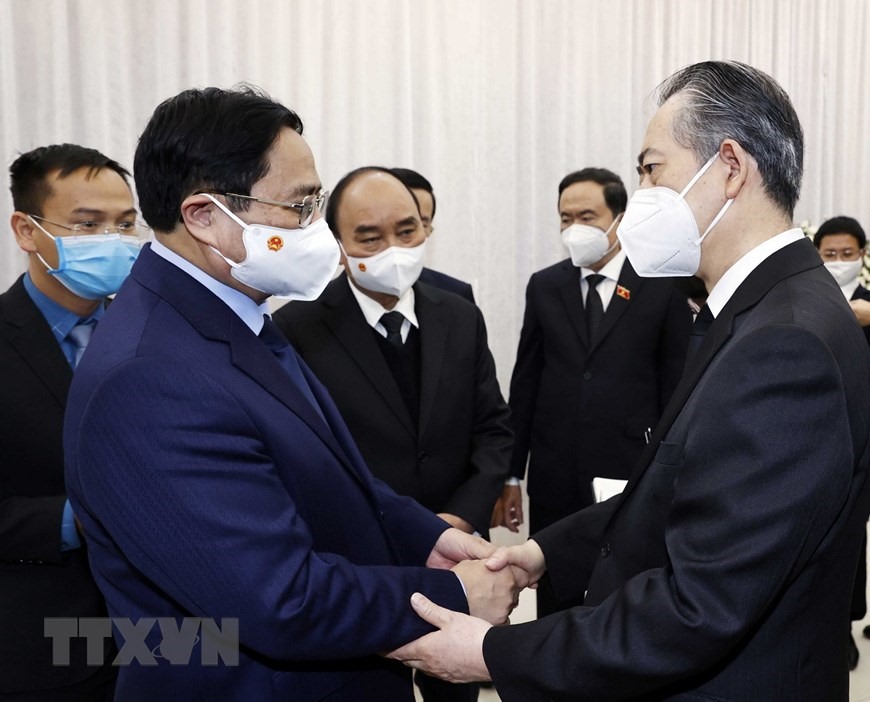 Thủ tướng Phạm Minh Chính chia buồn với Đại sứ Trung Quốc tại Việt Nam Hùng Ba. Ảnh: TTXVN