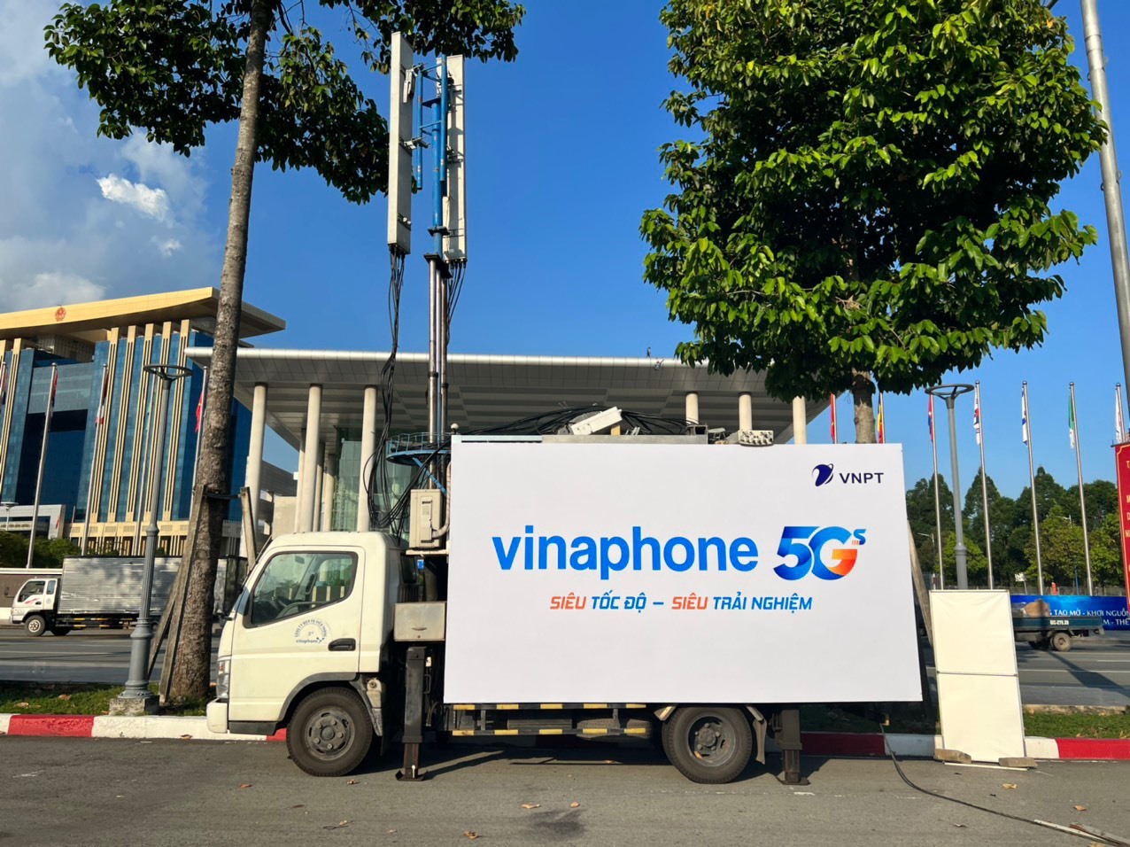 Trạm phát song lưu động VinaPhone 5G lưu động phục vụ Techfest Việt Nam 2022. Ảnh: Cao Hưng
