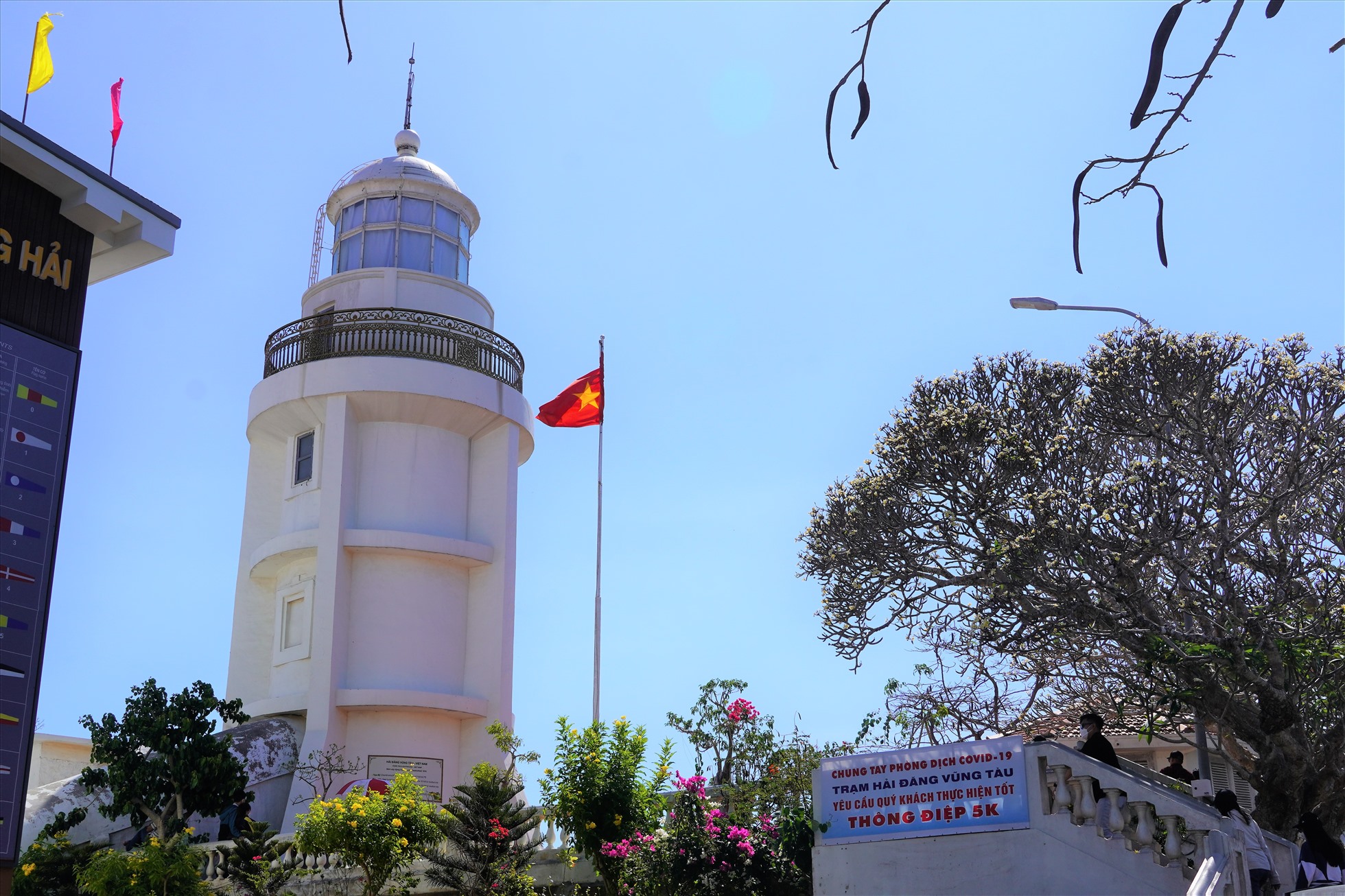 Ngọn Hải đăng trên đỉnh núi nhỏ là nơi đến được nhiều du khách ưa thích. Ảnh: Thành An