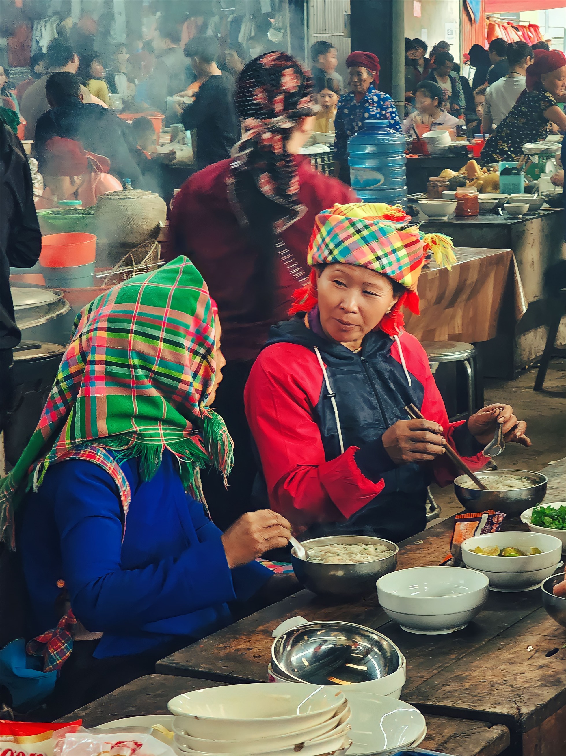 Những người phụ nữ dân tộc diện trang phục rực rỡ, đầu đội khăn,