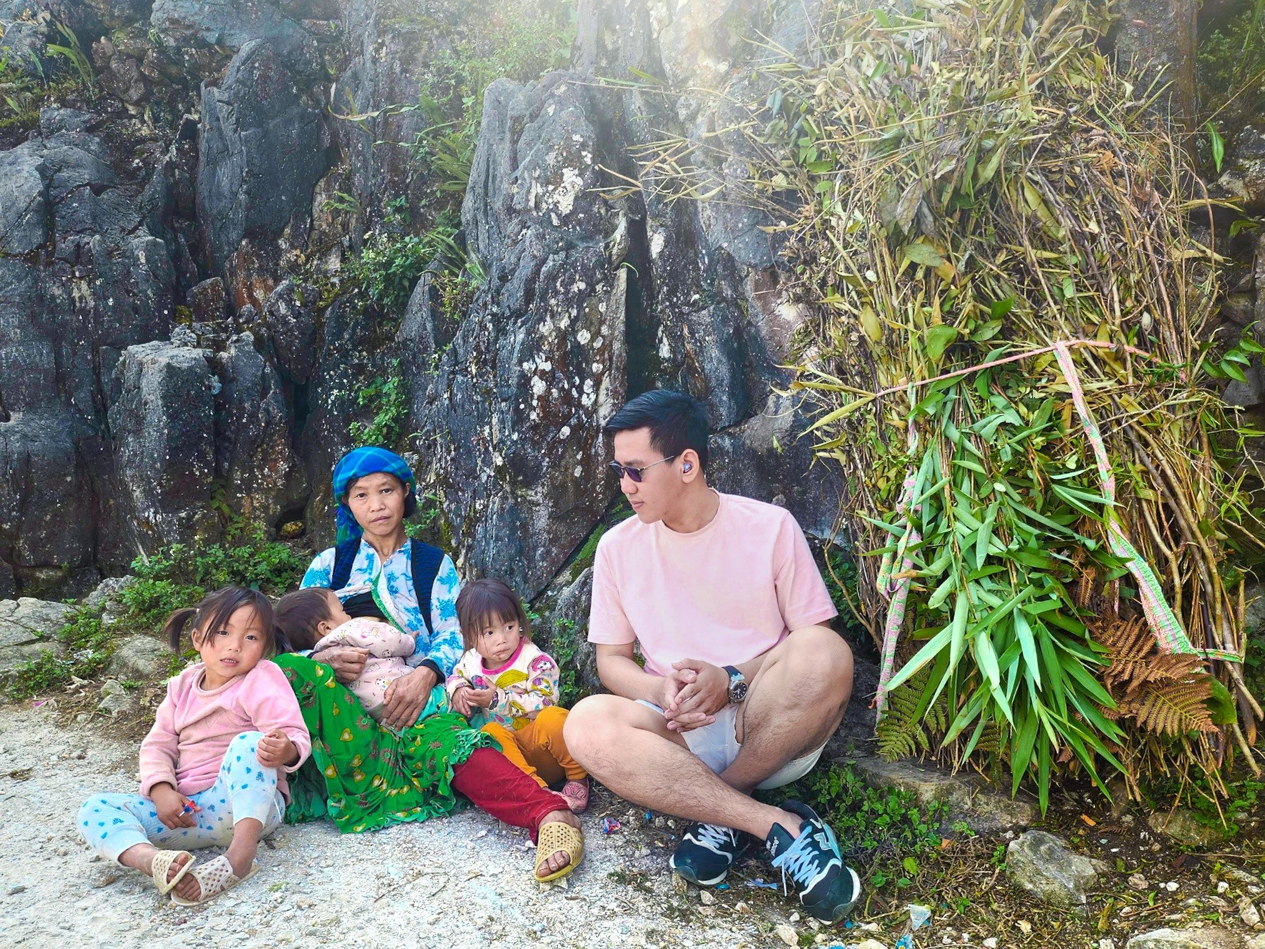 Ngoài ra người dân Hà Giang rất hiếu khách, em lựa chọn homestay cho chuyến đi này, tại đây em làm quen được với nhiều người bạn mới, cùng trải nghiệm nếp ăn, nếp ở, nếp sống của người đồng bào làm cho bản thân em thấy an nhiên và nhẹ nhõm lạ thường, mọi muộn phiền trước đó dường như tan biến trong những ngày tại đây. Mọi người cho em cảm giác như đang ở chính quê nhà, được ăn tối trong không gian ấm cúng, cùng trò chuyện vui vẻ bên chung rượu ngô ấm nồng. Tất cả làm nên một cuộc hành trình đáng nhớ trong em.