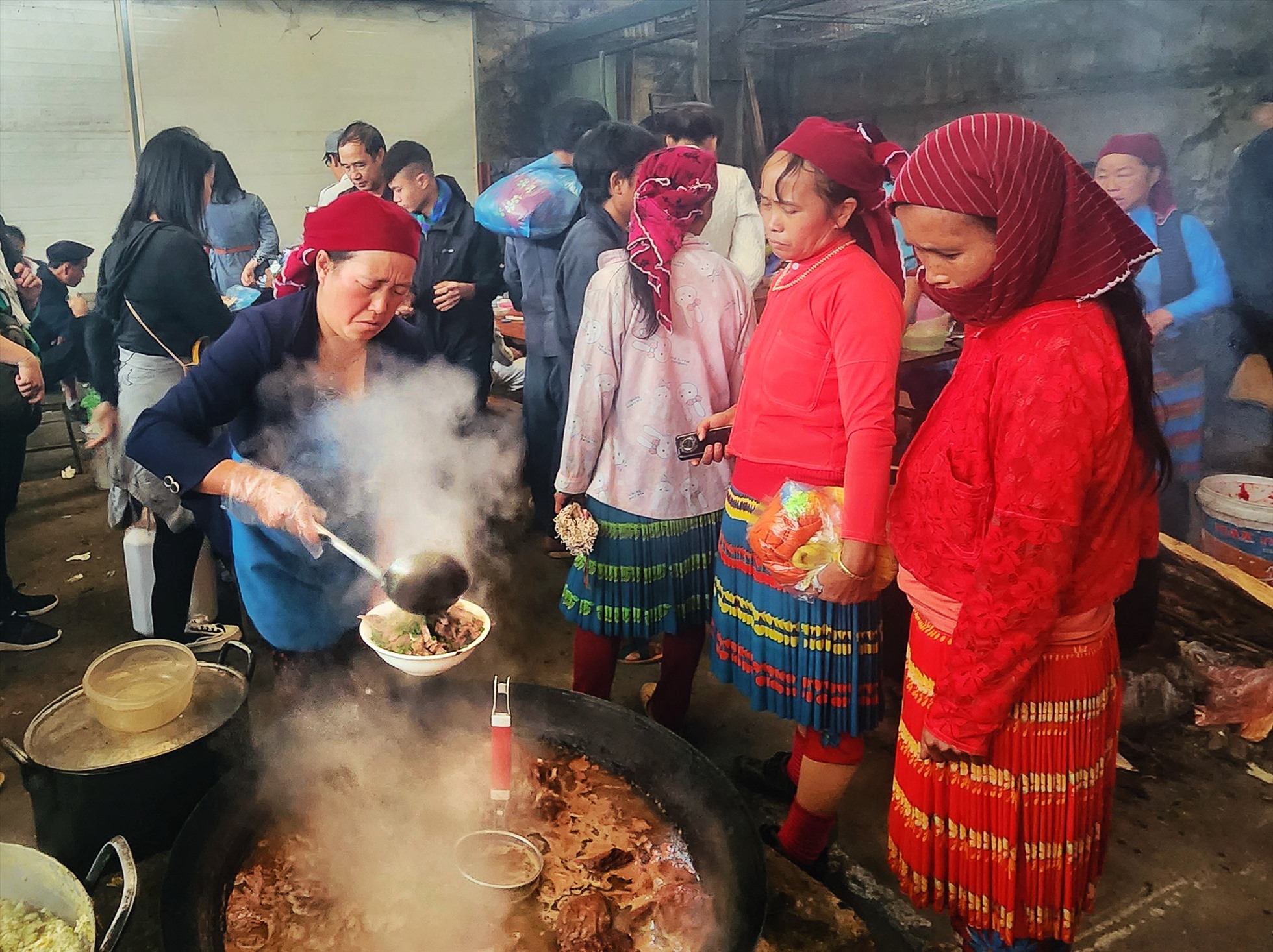 Đặc biệt, khu chợ bày bán rất nhiều món ăn ngon, đặc sản của địa phương.