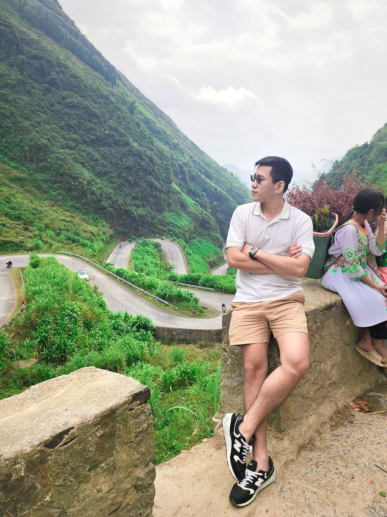 - Em đi vào tháng 11 nên thời tiết vừa nóng vừa lạnh ( lạnh nhất là ở Lũng Cú), cứ lên núi là lạnh xuống núi là nóng nên dễ bị dị ứng thời tiết ( chủ yếu là đau họng) nên sẽ ok hơn nếu chuẩn bị 1 vài liều thuốc dị ứng thời tiết nhé. - Hà Giang vào mùa du lịch luôn kín phòng, vậy nên hãy đảm bảo đã book trước phòng càng sớm càng tốt nha, nhất là vào cuối tuần đó ạ! Kết thúc chuyến đi khá thuận lợi và an toàn, điều mà mình ấn tượng nhất vẫn là con người và vẻ đẹp hoang sơ của HG.