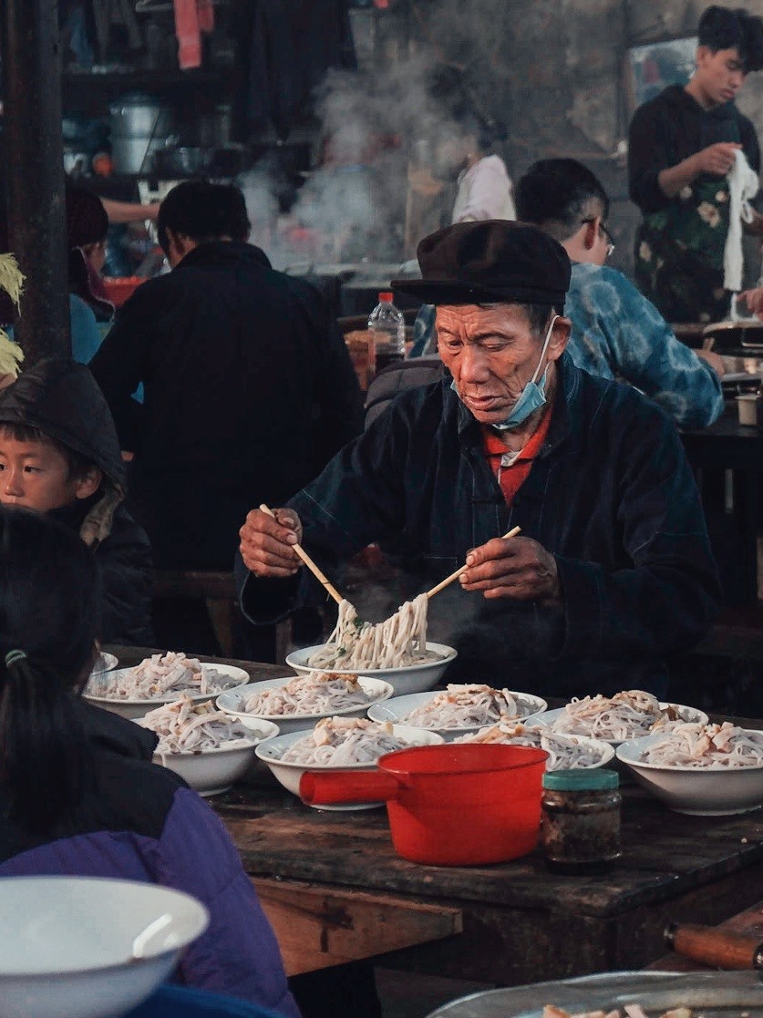 Minh Thiên bày tỏ cảm xúc: “Nếu như ở Má Lé gây ấn tượng với em về một phiên chợ đậm chất quê với những gian hàng được dựng đơn sơ, trải dài theo một con dốc nhỏ nhưng bán đủ tất cả mọi thứ từ vải vóc, đồ gia dụng cho đến đồ công nghệ như điện thoại thông minh, máy tính bảng,…thì ở Mèo Vạc là một phiên chợ rất rộng lớn và hiện đại, có các khu chợ bán hàng riêng như ở dưới xuôi, đặt biệt khu ẩm thực tại đây cực kỳ đặc sắc, khiến em vừa đã phần nhìn mà còn no phần bụng. Giá các mặt hàng ăn uống ở đây cũng rất bình dân“.