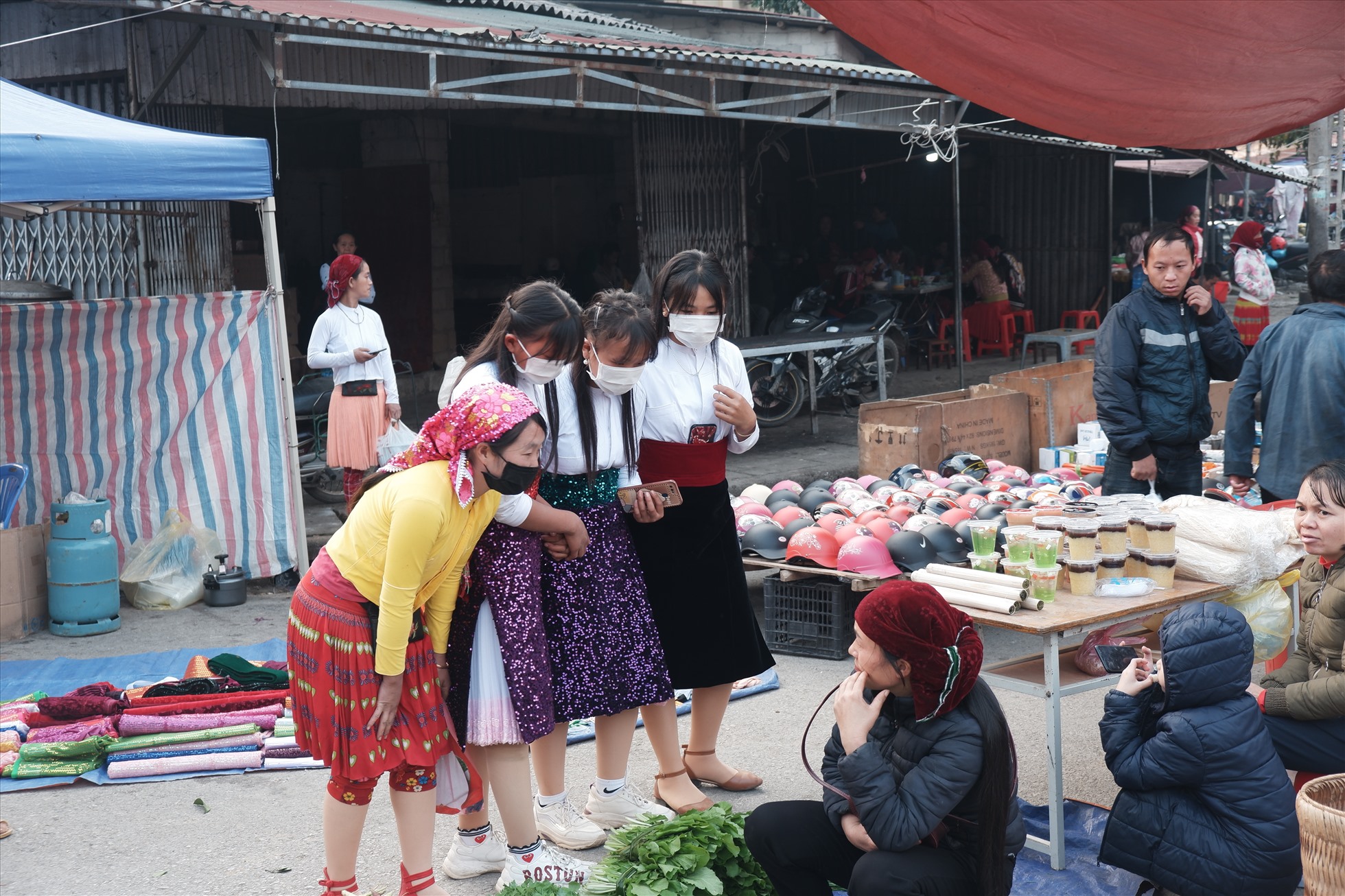 Minh Thiên chia sẻ: “Nếu như ở Má Lé gây ấn tượng với em về một phiên chợ đậm chất quê với những gian hàng được dựng đơn sơ, trải dài theo một con dốc nhỏ nhưng bán đủ tất cả mọi thứ từ vải vóc, đồ gia dụng cho đến đồ công nghệ như điện thoại thông minh, máy tính bảng,…thì ở Mèo Vạc là một phiên chợ rất rộng lớn và hiện đại, có các khu chợ bán hàng riêng như ở dưới xuôi, đặt biệt khu ẩm thực tại đây cực kỳ đặc sắc, khiến em vừa đã phần nhìn mà còn no phần bụng. Giá các mặt hàng ăn uống ở đây cũng rất bình dân“.