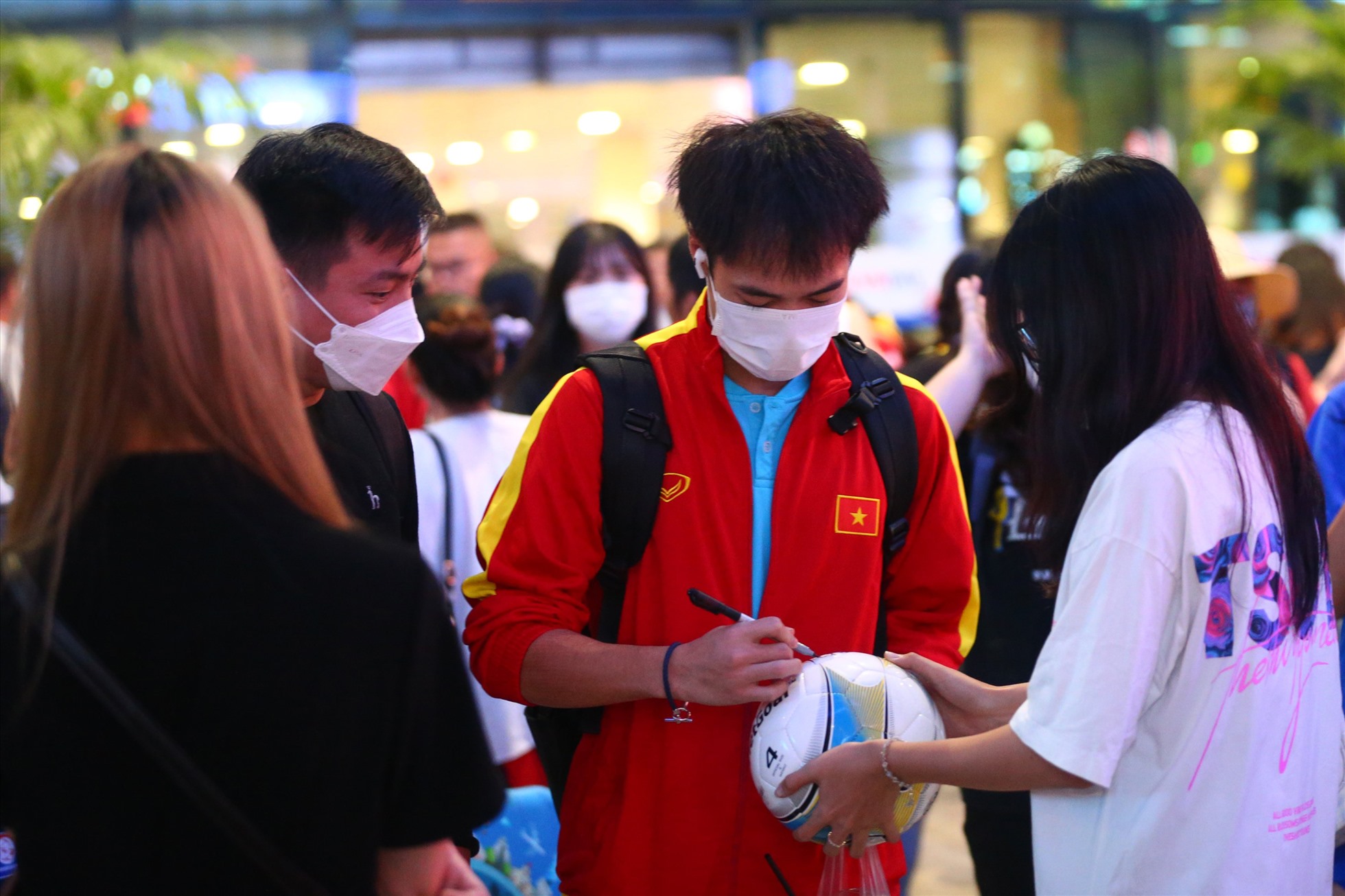 Có khá đông người hâm mộ có mặt ở sân bay Tân Sơn Nhất để xin chữ ký và chụp ảnh cùng các cầu thủ.