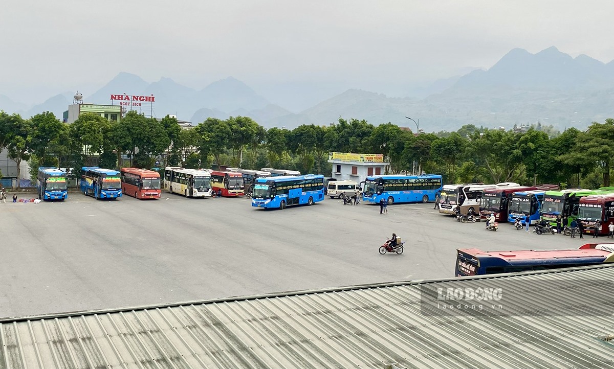 Nói về tình trạng nhà xe đón trả khách dọc đường, ông Sơn cho biết: “Chúng tôi xác định lượng khách trên xe khi xuất bến, trường hợp phát hiện lượng khách trên xe quá tải thì yêu cầu hạ tải. Còn việc nhà xe đón và trả khác ở dọc đường thì trách nhiệm của cơ quan chức năng liên quan”.