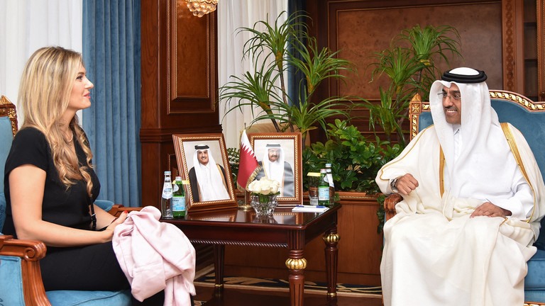 Bộ trưởng Lao động Qatar Ali bin Samikh al-Marri gặp Phó Chủ tịch Nghị viện Châu Âu Eva Kaili tại Doha vào ngày 31.10. 2022. Ảnh: AFP